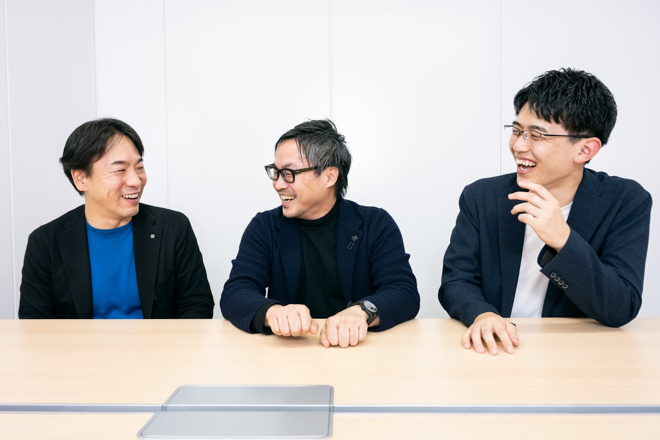 (左) 取締役 加藤寛和(中央)取締役 尾上幸裕(右)経営企画グループ 丸井宗一郎