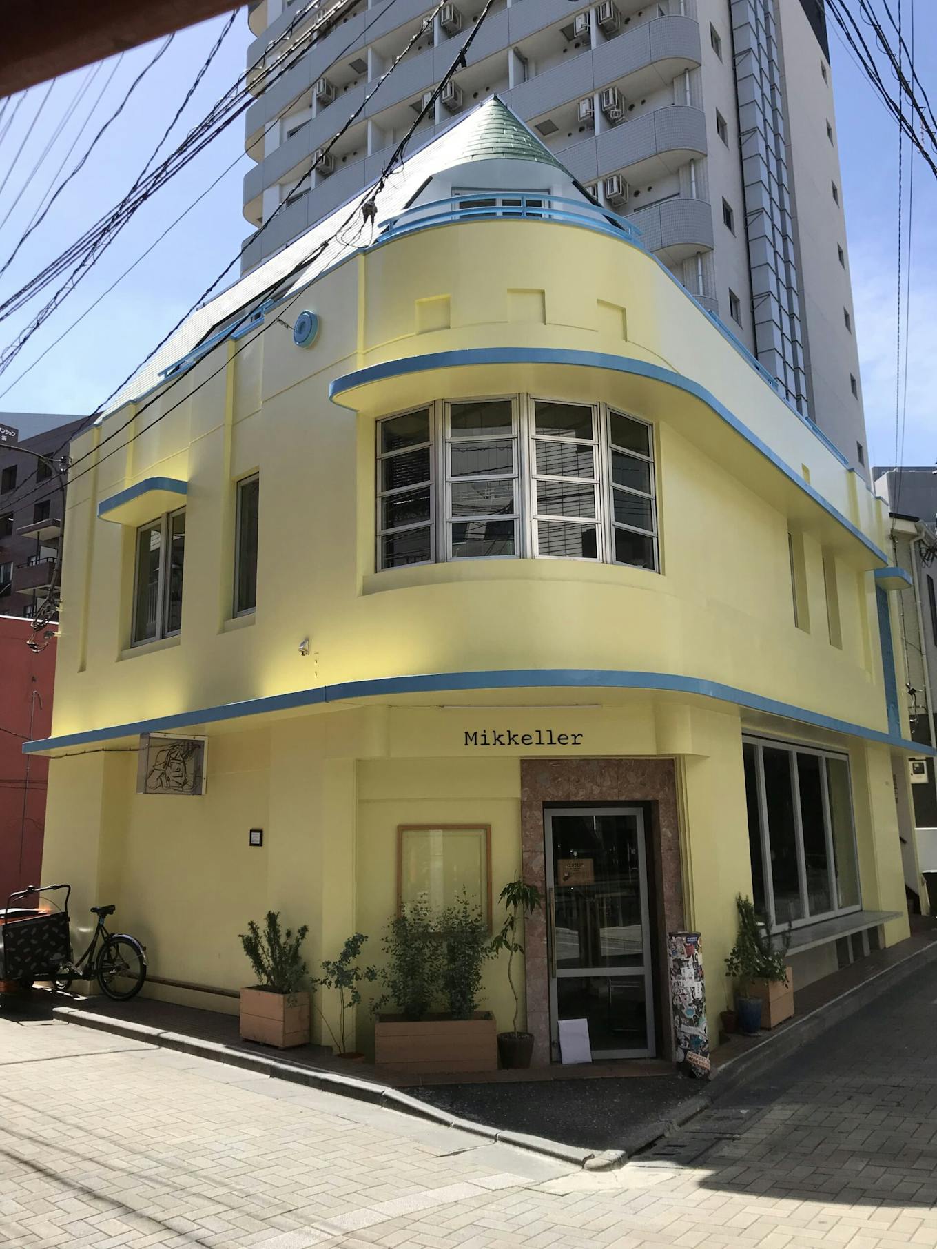 渋谷区道玄坂の『JP-BASE』。キューバの建物を彷彿とさせる外装の特徴を生かしてリノベーション。